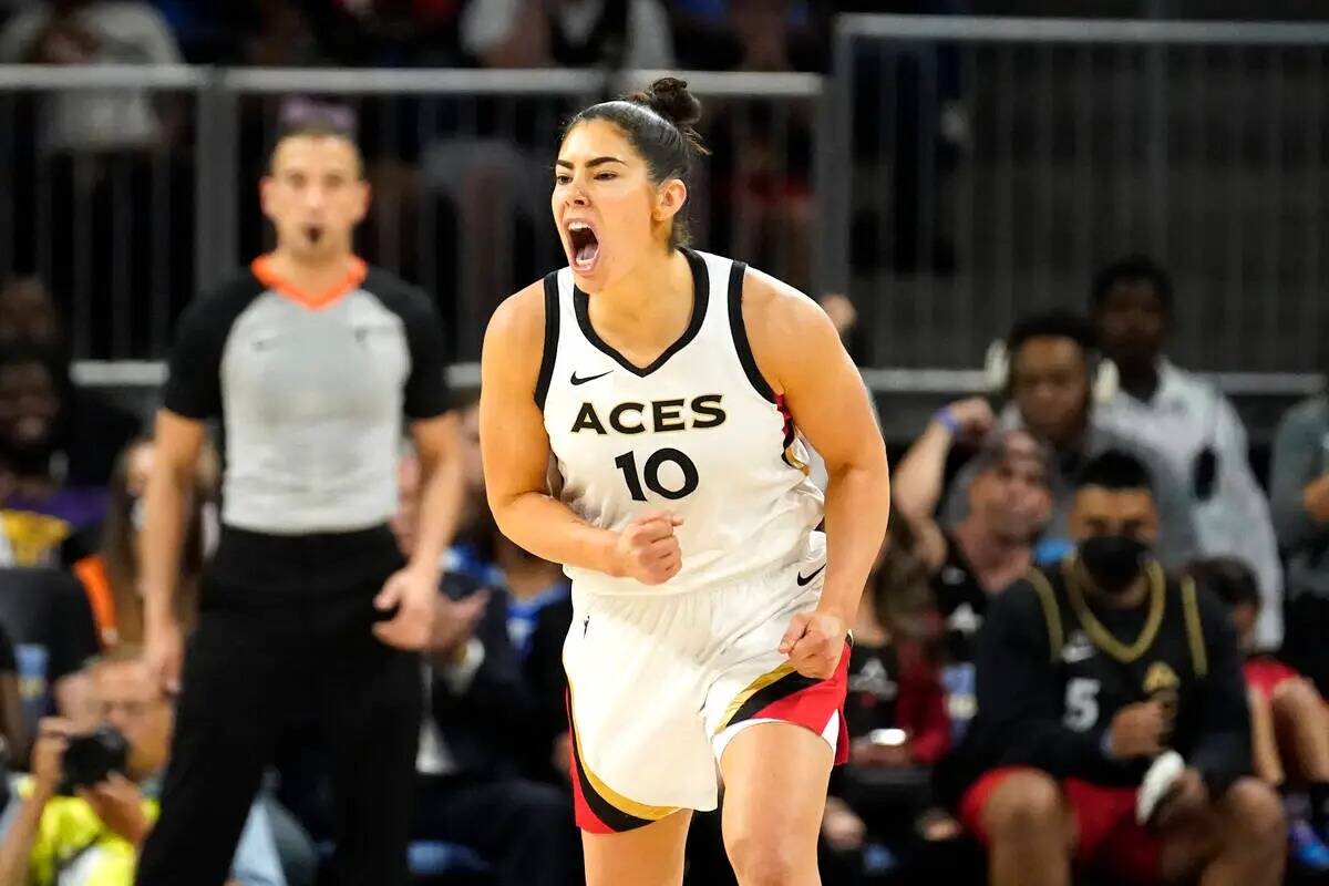 Kelsey Plum, de Las Vegas Aces, grita tras anotar durante la segunda parte del partido de básq ...