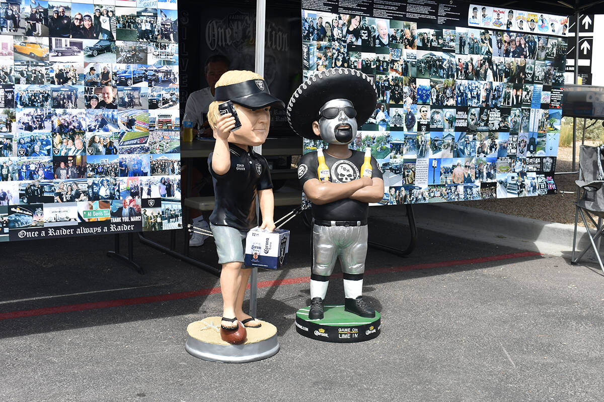 Dos esculturas temáticas de los Raiders se observan en las inmediaciones del estadio previo a ...