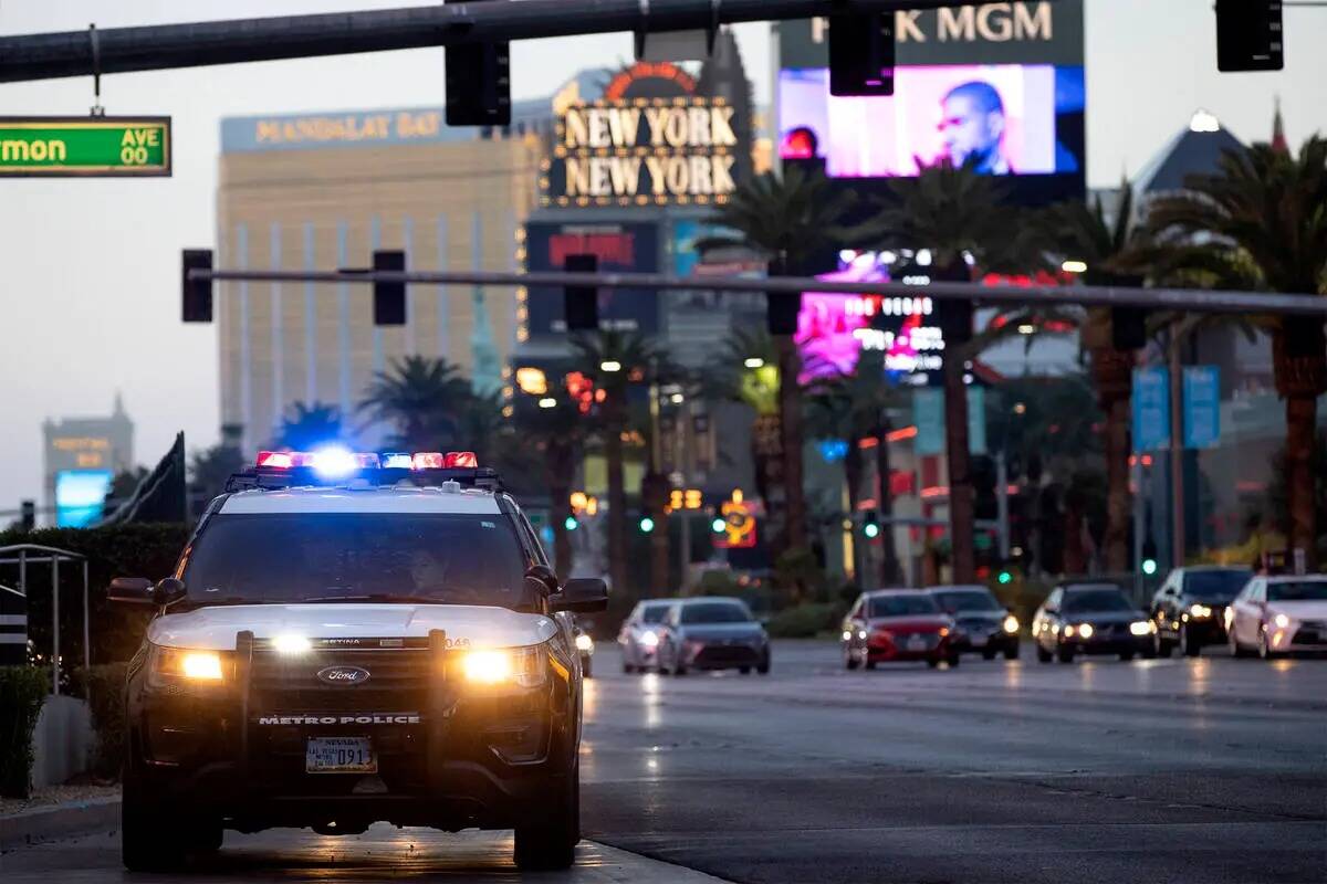 La Policía Metropolitana patrulla el Strip de Las Vegas fuera de Planet Hollywood el martes 2 ...