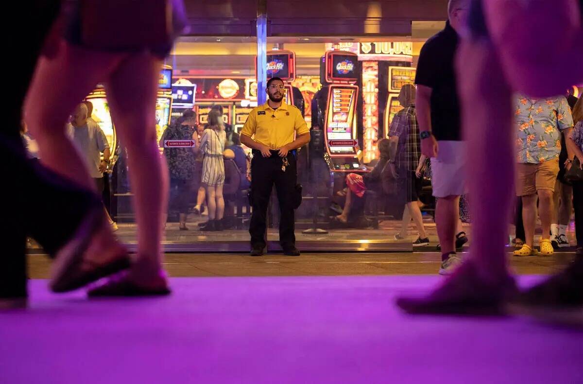 Un guardia de seguridad fuera de Harrah's en el Strip de Las Vegas, el martes 2 de agosto de 20 ...