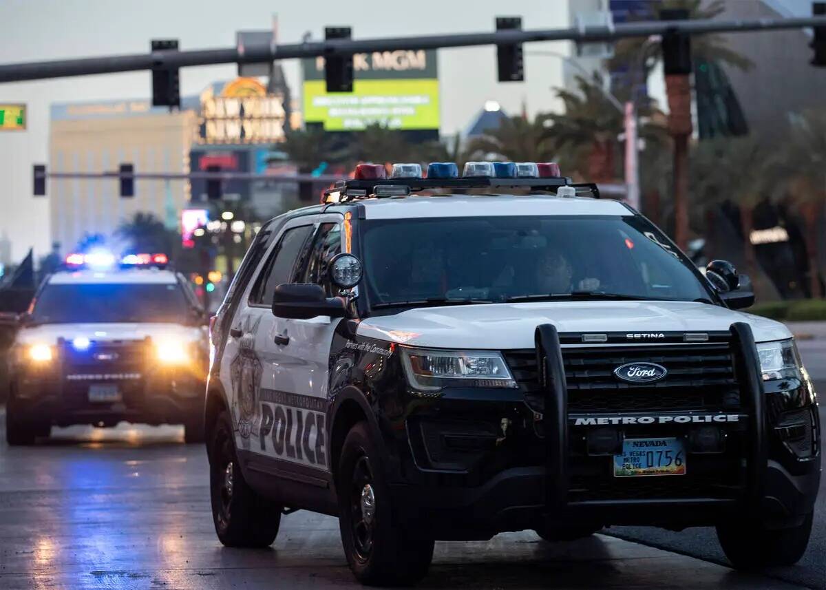La Policía Metropolitana patrulla el Strip de Las Vegas fuera de Planet Hollywood el martes 2 ...