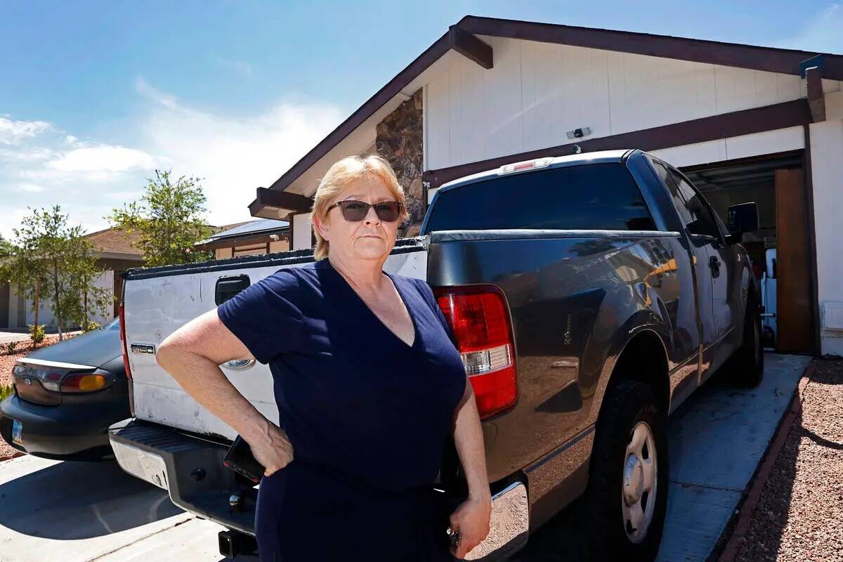 Leslie O'Brien muestra su camioneta en su casa, el miércoles 3 de agosto de 2022, en Las Vegas ...