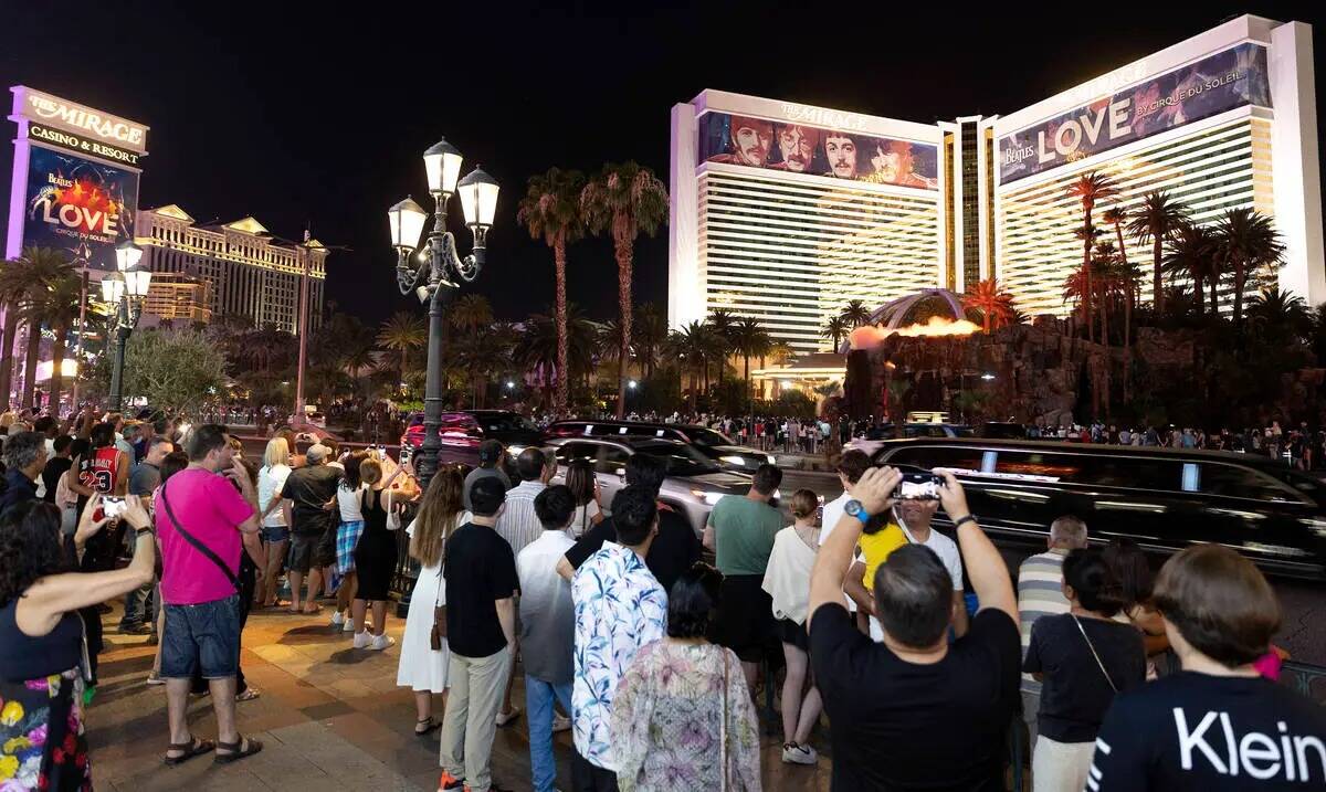La multitud se reúne para ver el espectáculo de fuego en el Mirage en el Strip de Las Vegas, ...