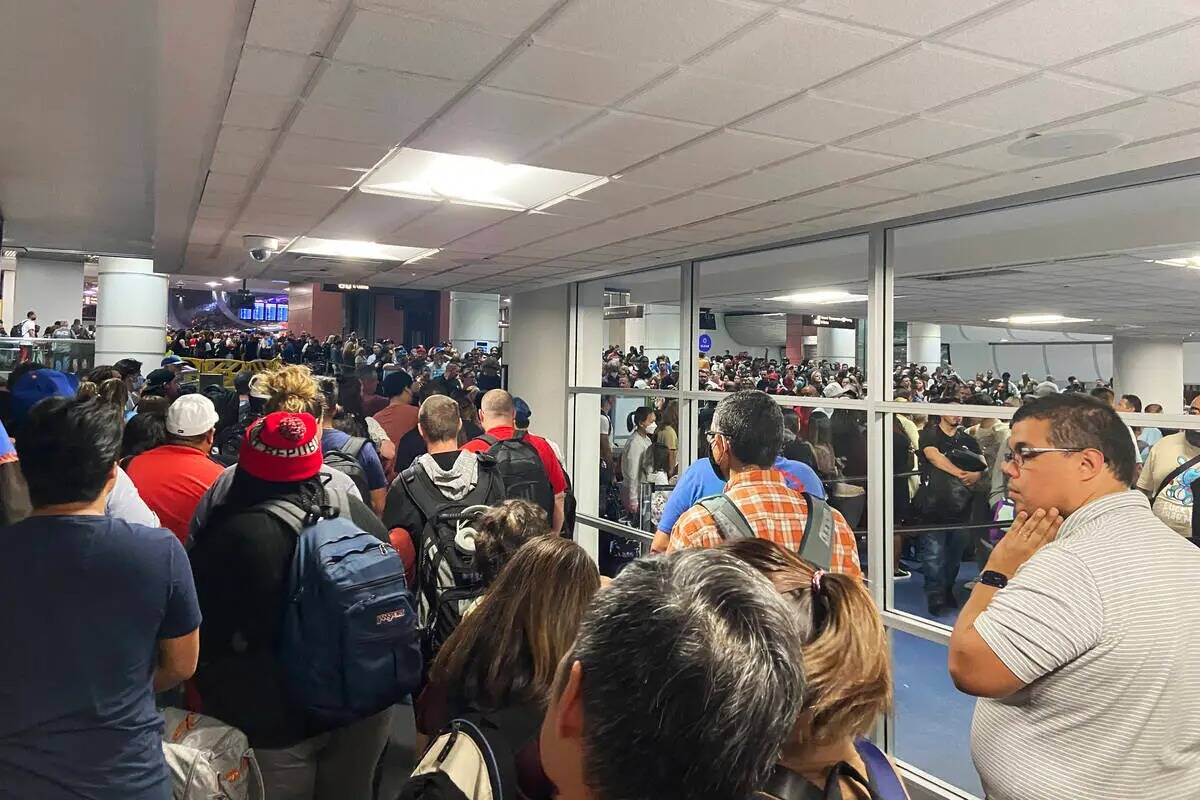 Los viajeros son retenidos en el Aeropuerto Internacional Harry Reid de Las Vegas el 14 de agos ...