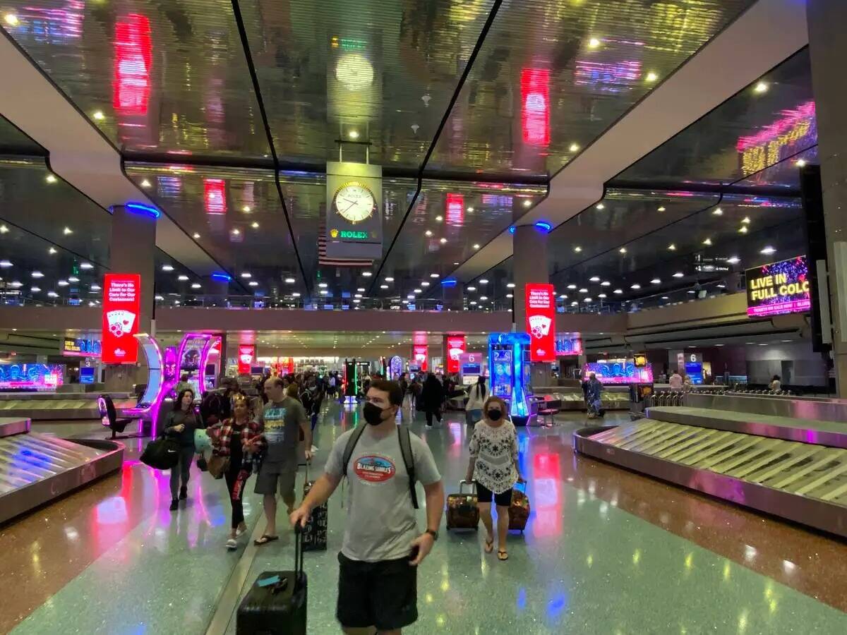 Viajeros caminan por el Aeropuerto Internacional Harry Reid en Las Vegas el 14 de agosto de 2022.