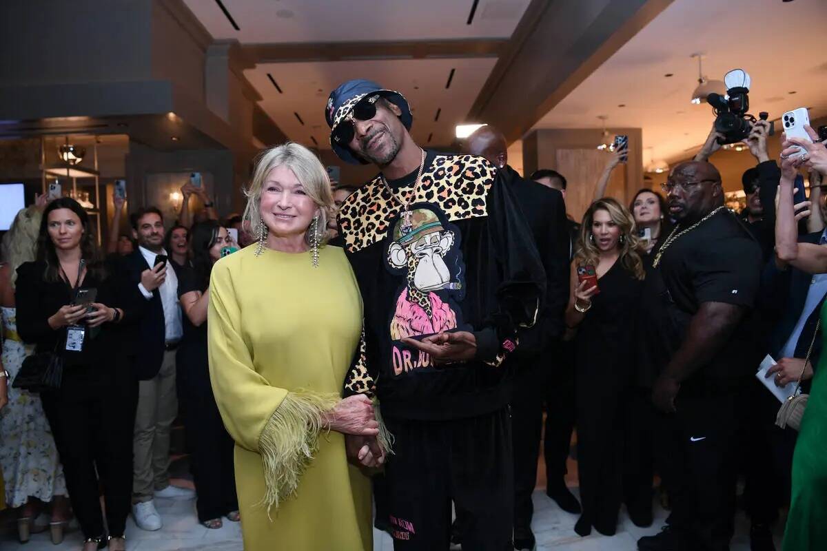 Martha Stewart, a la izquierda, y Snoop Dogg se divierten en la inauguración de The Bedford en ...