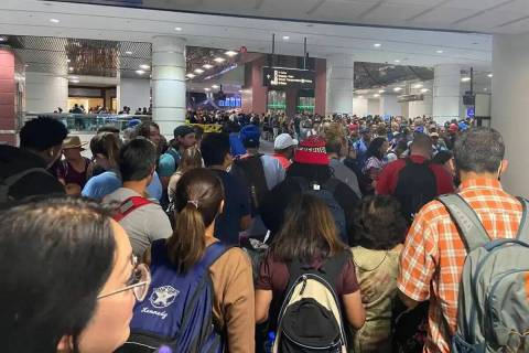 Los viajeros son retenidos en el Aeropuerto Internacional Harry Reid de Las Vegas el 14 de agos ...