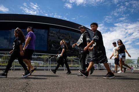Fans de los Raiders llegan antes del inicio de un partido de fútbol americano de pretemporada ...