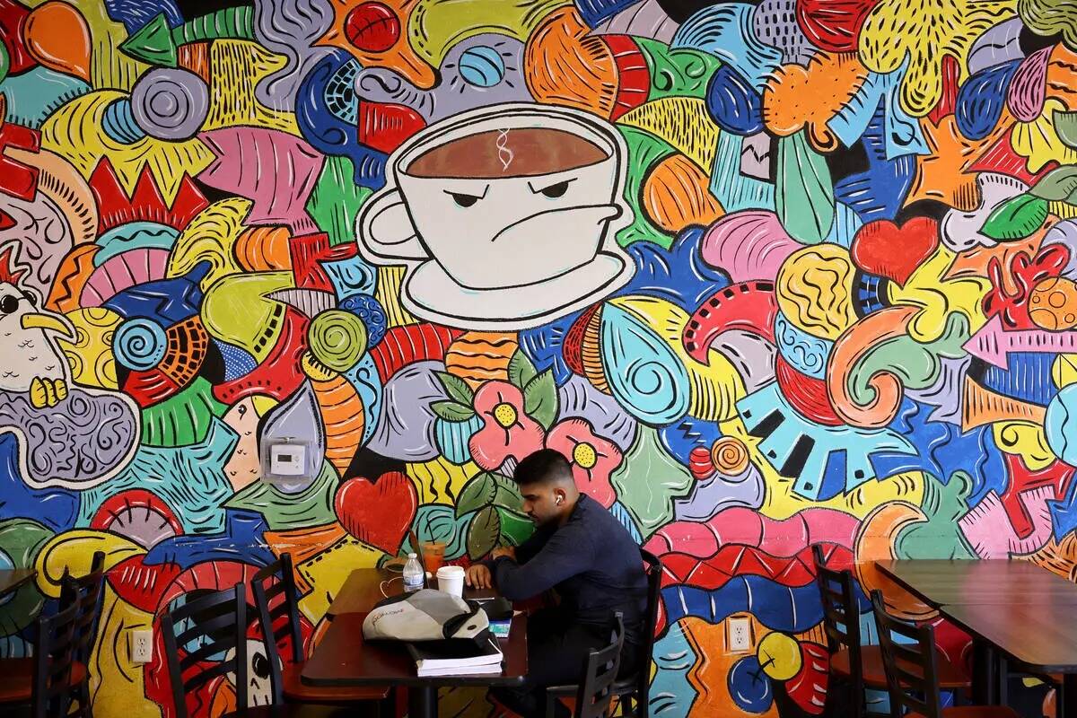 Divyansh Sharma bebe café mientras estudia en Grouchy John's Coffee, en South Maryland Parkway ...
