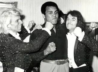 Siegfried y Roy posan con Muhammad Ali. (Oficina de Noticias de Las Vegas)