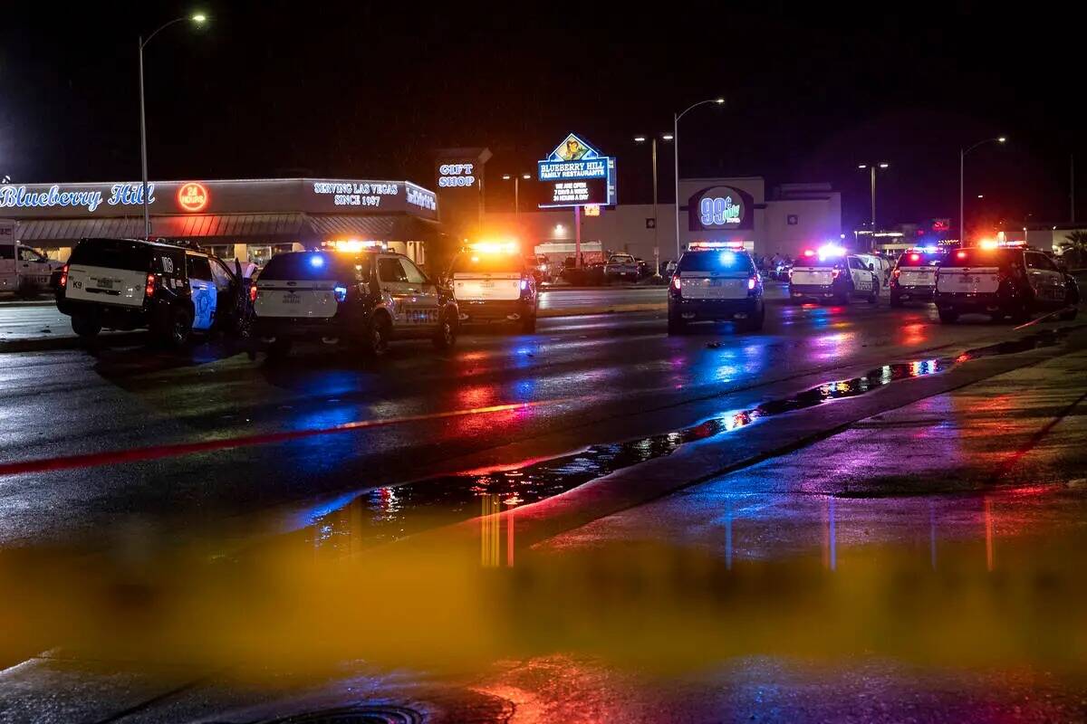 La Policía Metropolitana responde a una escena en South Decatur Boulevard cerca de Charleston ...