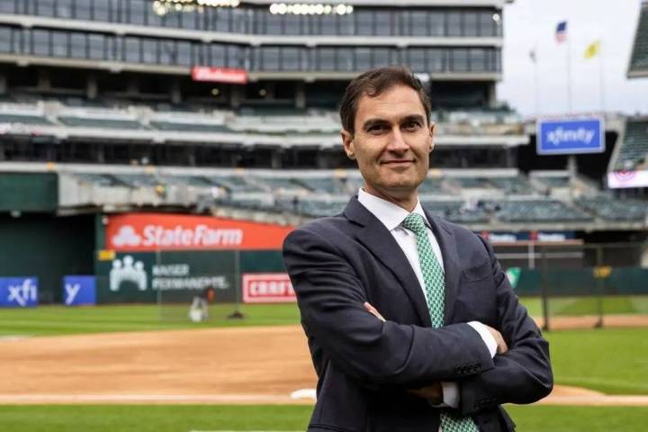 El presidente de los Oakland Athletics, Dave Kaval, posa para una foto antes del partido inaugu ...