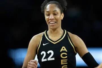 La alera de las Aces de Las Vegas, A'ja Wilson (22), da la mano a la escolta Kelsey Plum (10) d ...