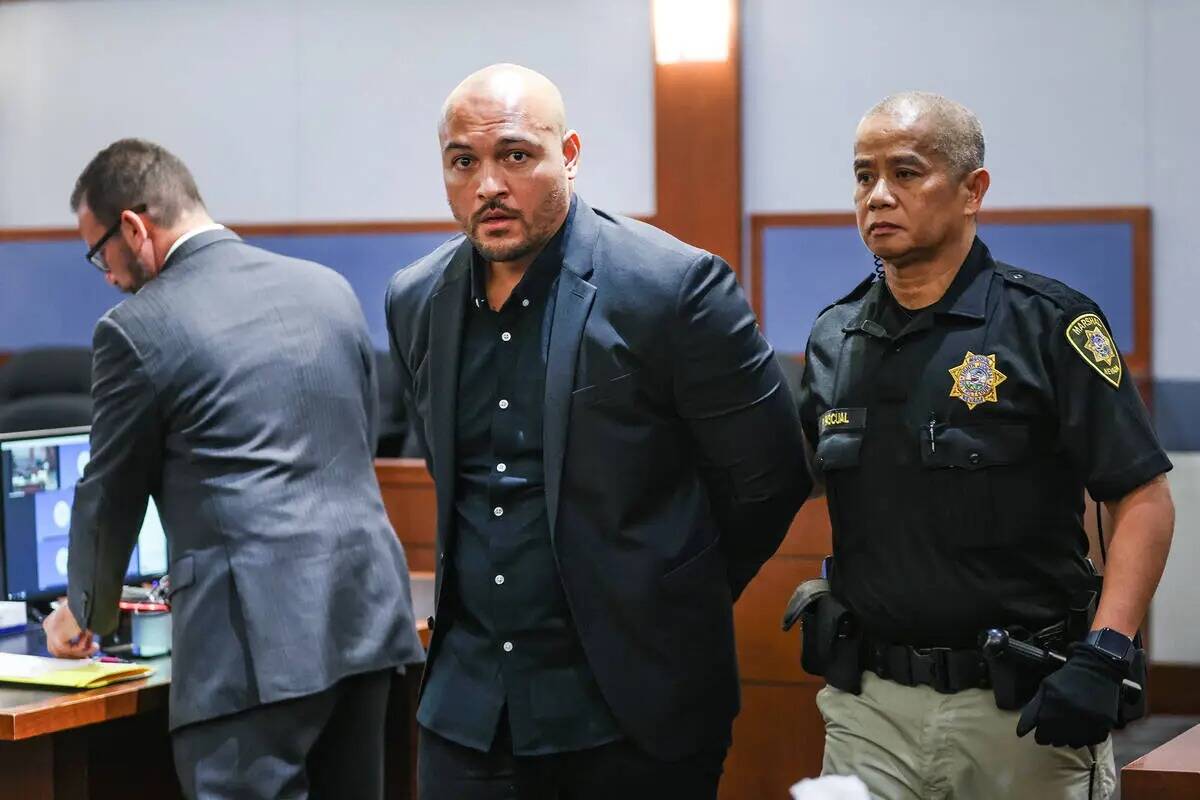 Andrew Rodriguez sale de la sala esposado después de ser condenado a al menos seis años de pr ...