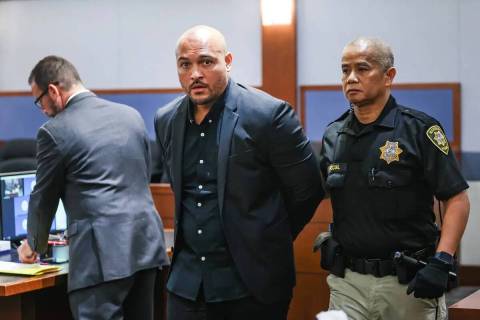 Andrew Rodriguez sale de la sala esposado después de ser condenado a al menos seis años de pr ...