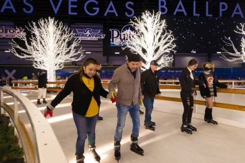 Patinadores sobre hielo disfrutan de Enchant Christmas en Las Vegas Ballpark el martes 30 de no ...