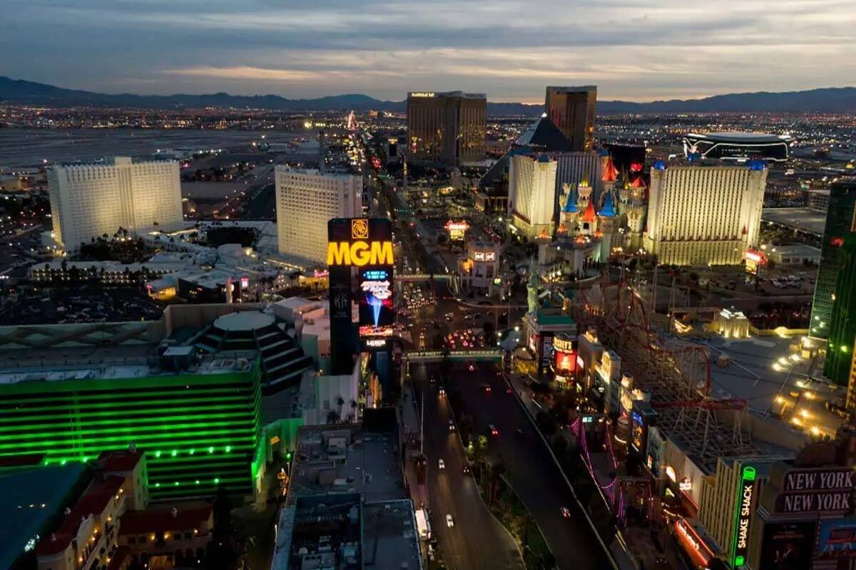 Vista aérea del sur de Las Vegas Strip al atardecer del miércoles 12 de enero de 2022. (Micha ...
