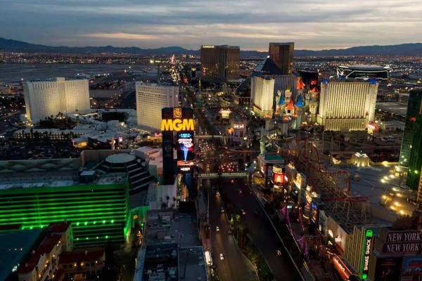 Vista aérea del sur de Las Vegas Strip al atardecer del miércoles 12 de enero de 2022. (Micha ...