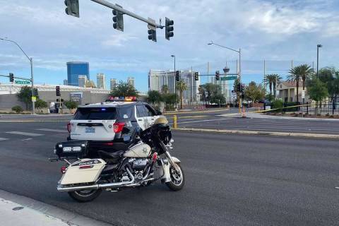 Un motociclista murió al ser atropellado por un vehículo en el centro de Las Vegas a primera ...
