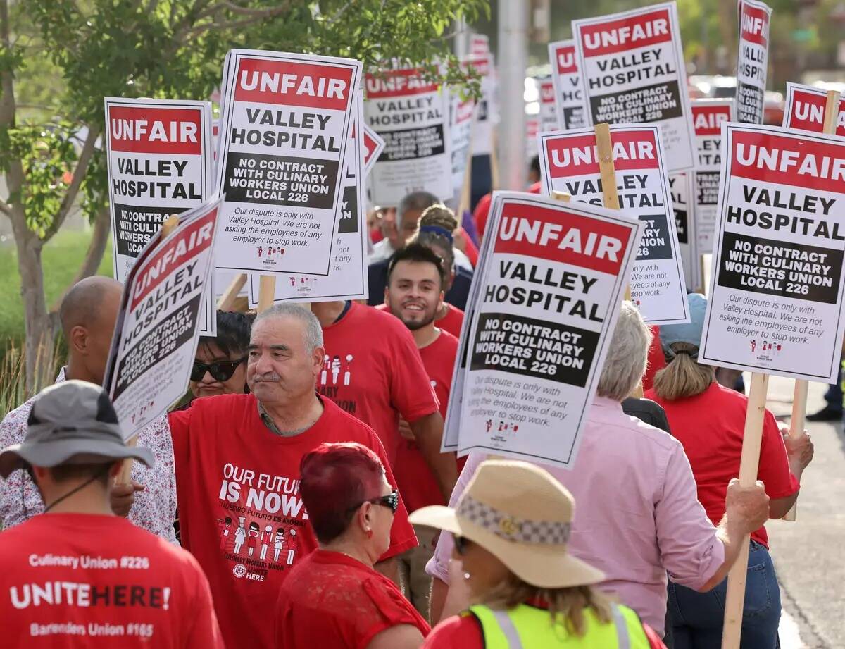 Miembros del Culinary Union y simpatizantes hacen una huelga en el Valley Hospital Medical Cent ...