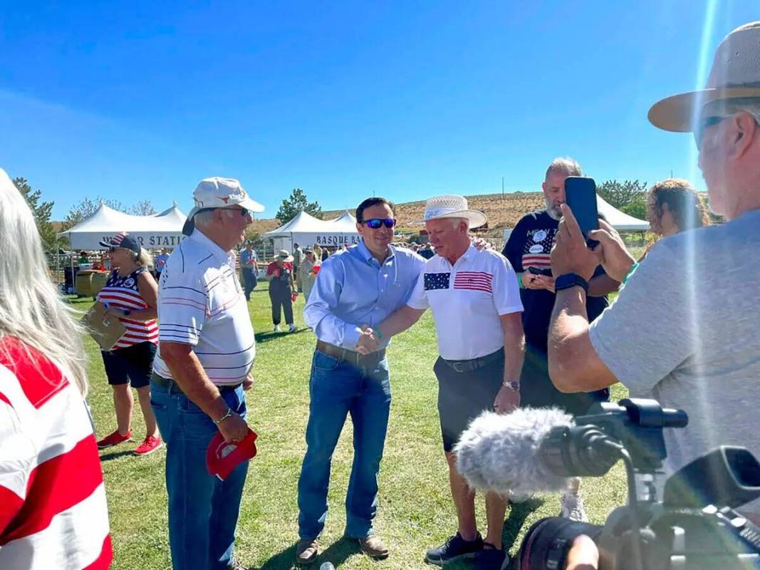 El candidato republicano al Senado de Estados Unidos, Adam Laxalt, en el centro a la izquierda, ...