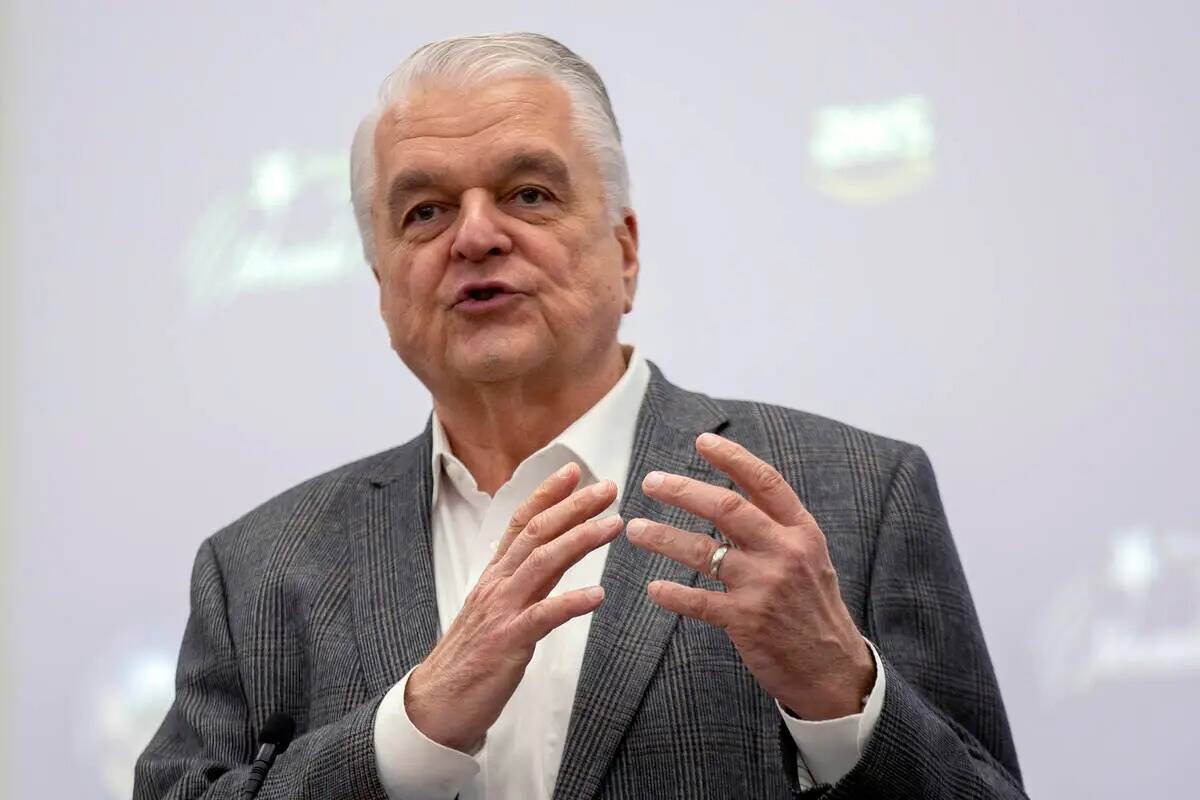 El gobernador Steve Sisolak habla durante una conferencia de prensa en College of Southern Neva ...