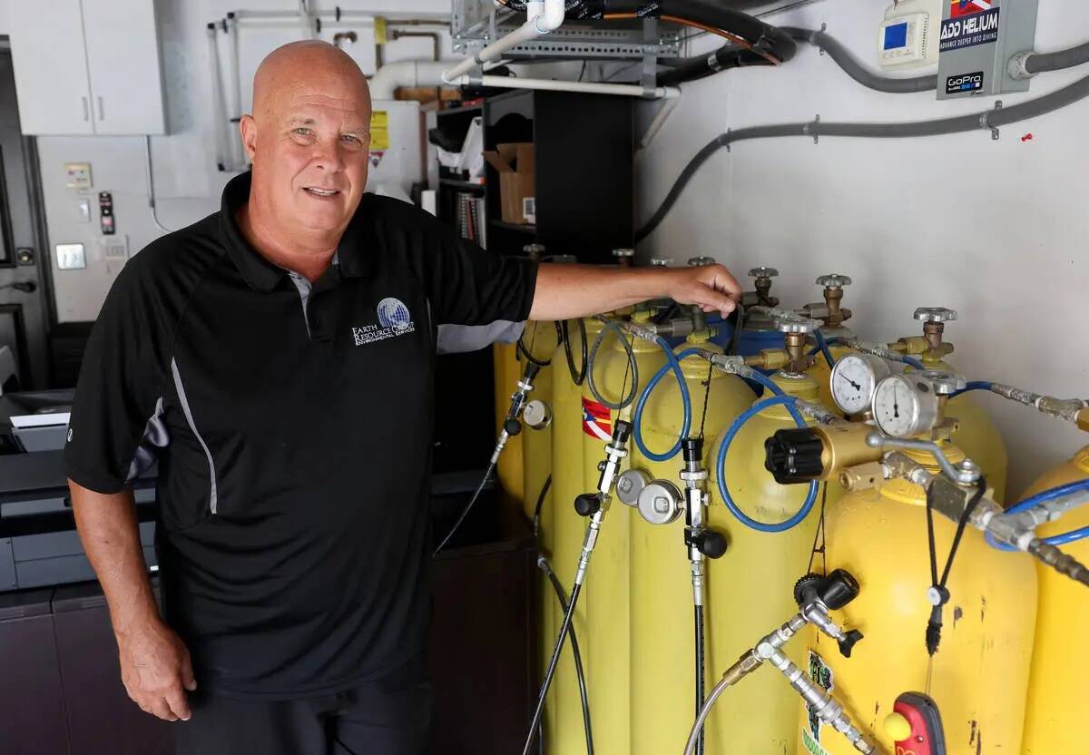 El buzo técnico Steve Schafer muestra cómo usa un vehículo submarino operado a distancia en ...