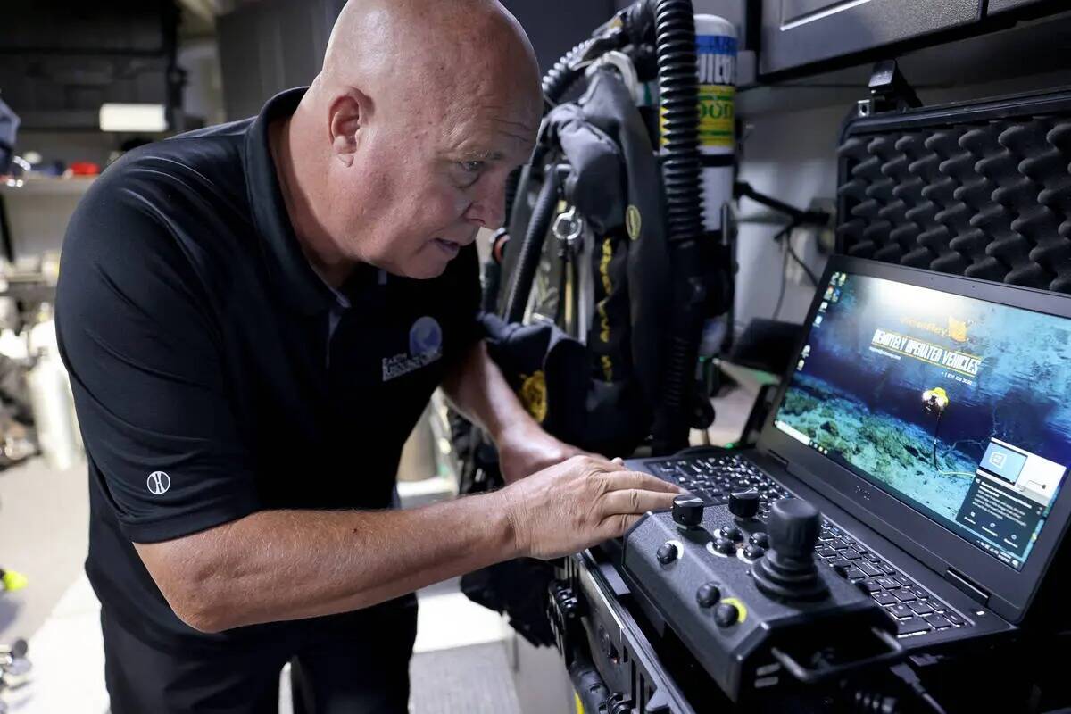 El buzo técnico Steve Schafer muestra cómo usa un vehículo submarino operado a distancia en ...