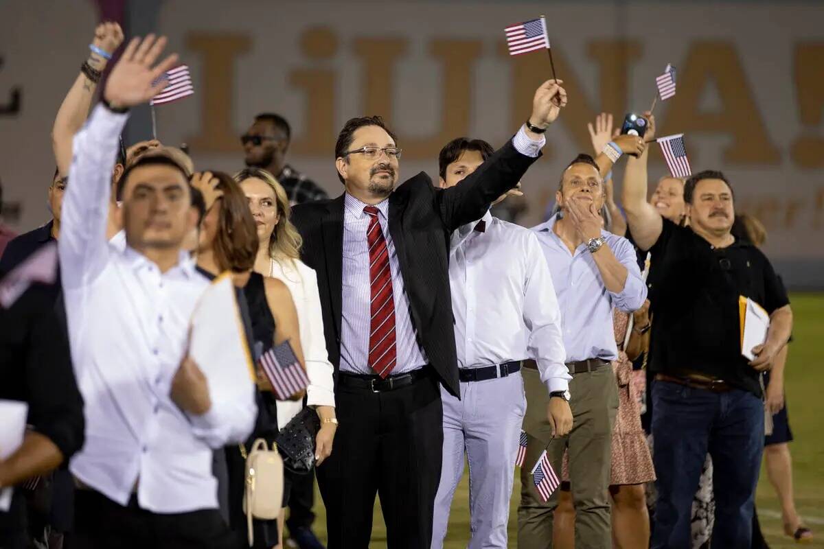 Los Lights celebran la ceremonia de naturalización de 700 personas – FOTOS  | Las Vegas Review-Journal en Español