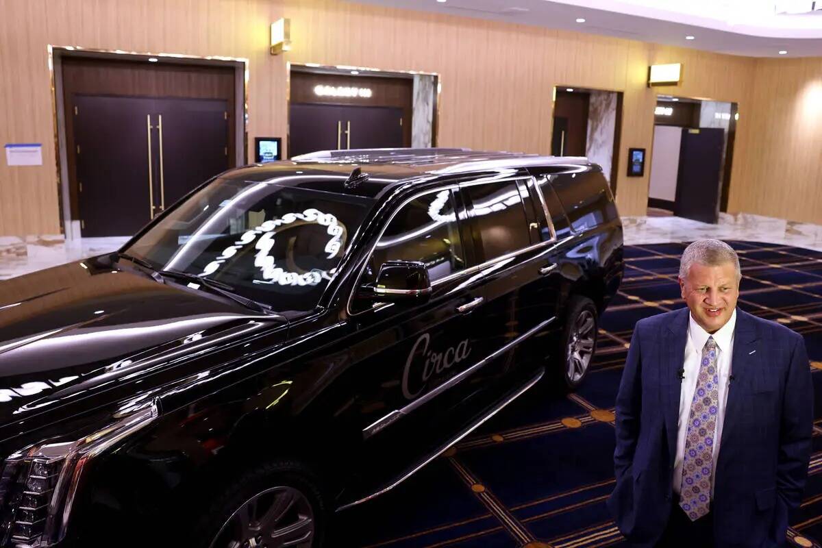 El director ejecutivo, Derek Stevens, con un Cadillac Escalade en la zona previa a las funcione ...