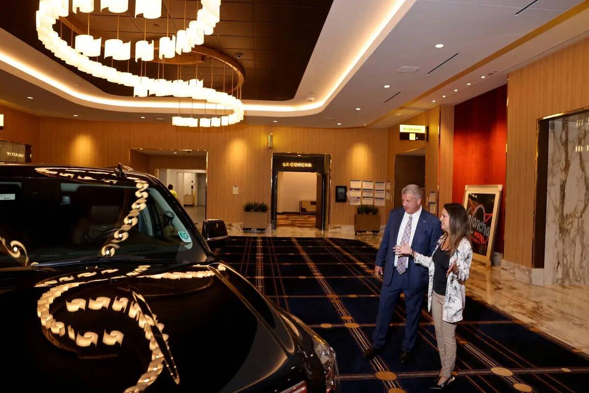 El director ejecutivo, Derek Stevens, y la directora de ventas, Sasha Lee, con un Cadillac Esca ...