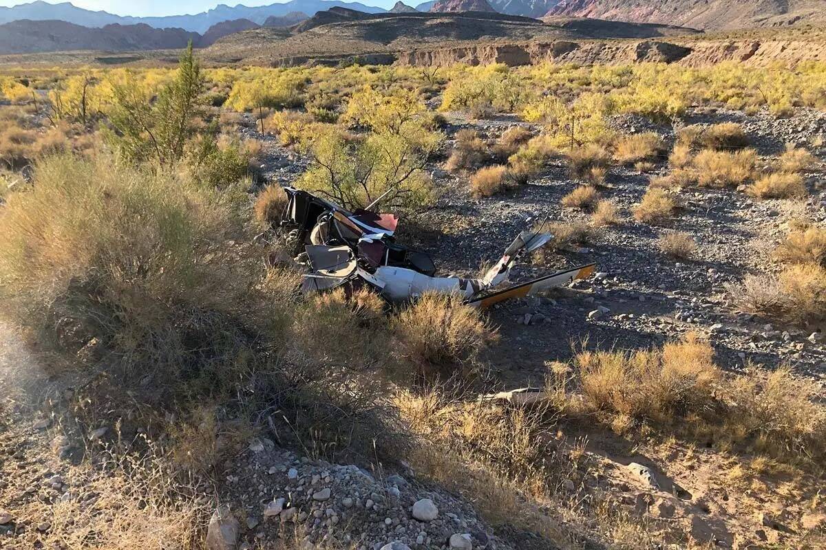 Escombros de un accidente de helicóptero en Red Rock Canyon National Conservation Area el 23 d ...