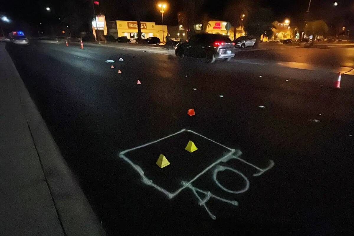 El área donde un peatón fue atropellado por un auto está marcada con conos amarillos y pintu ...