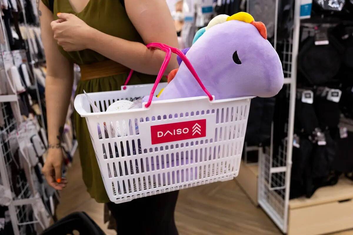 La gente compra en Daiso durante el evento de inauguración de la tienda en el centro de Summer ...