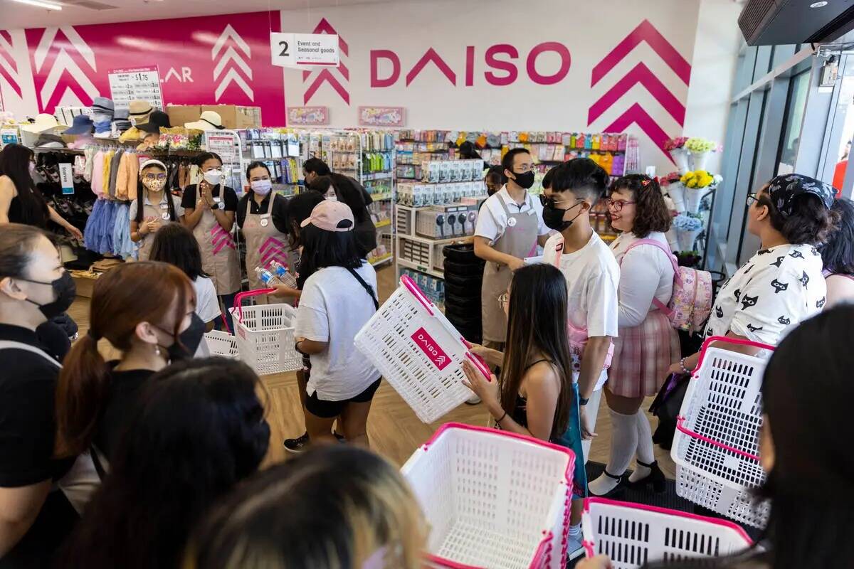 Gente entra en Daiso durante el evento de inauguración de la tienda en el centro de Summerlin ...