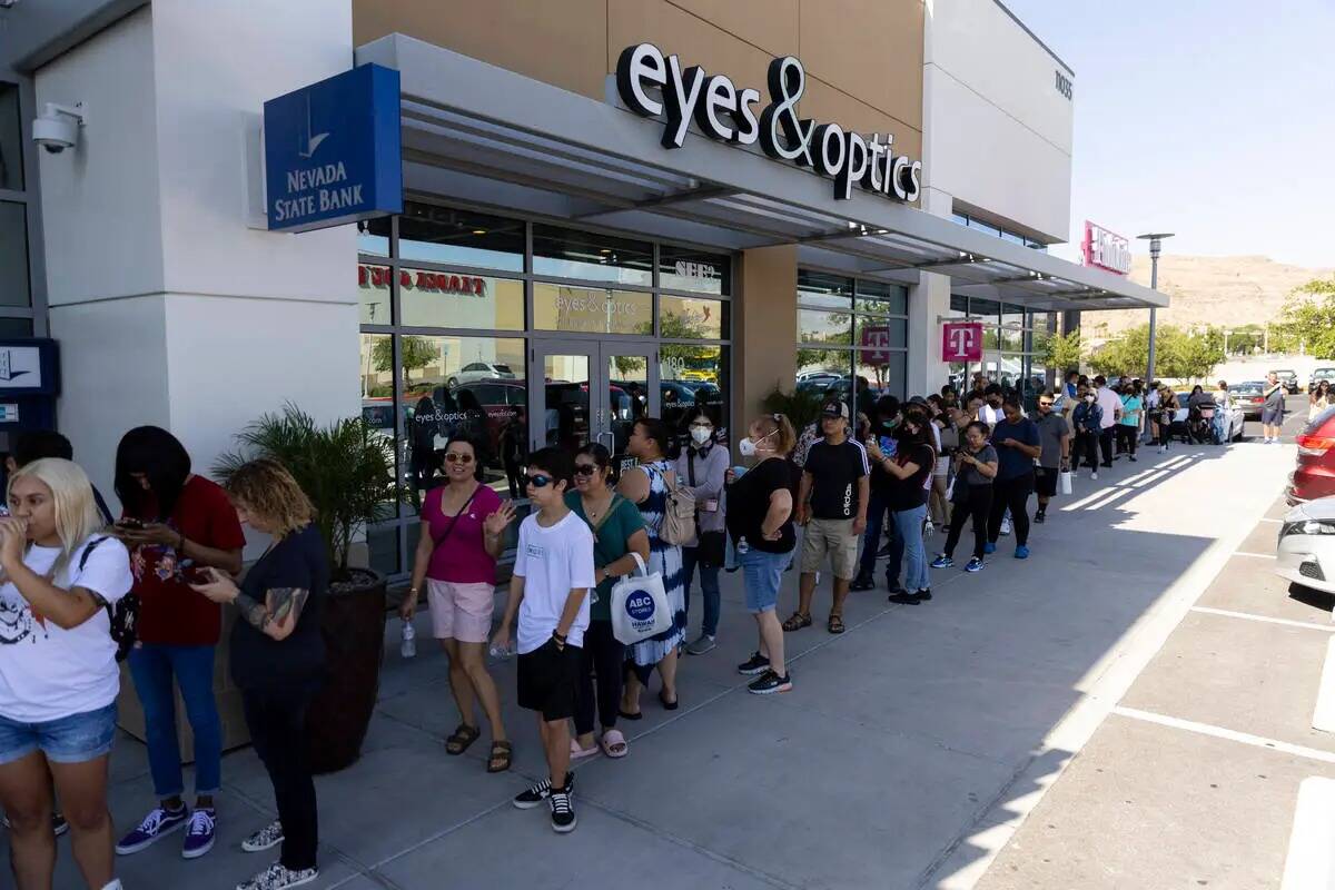 Gente espera en la fila durante el evento de apertura de la tienda Daiso en el centro de Summer ...