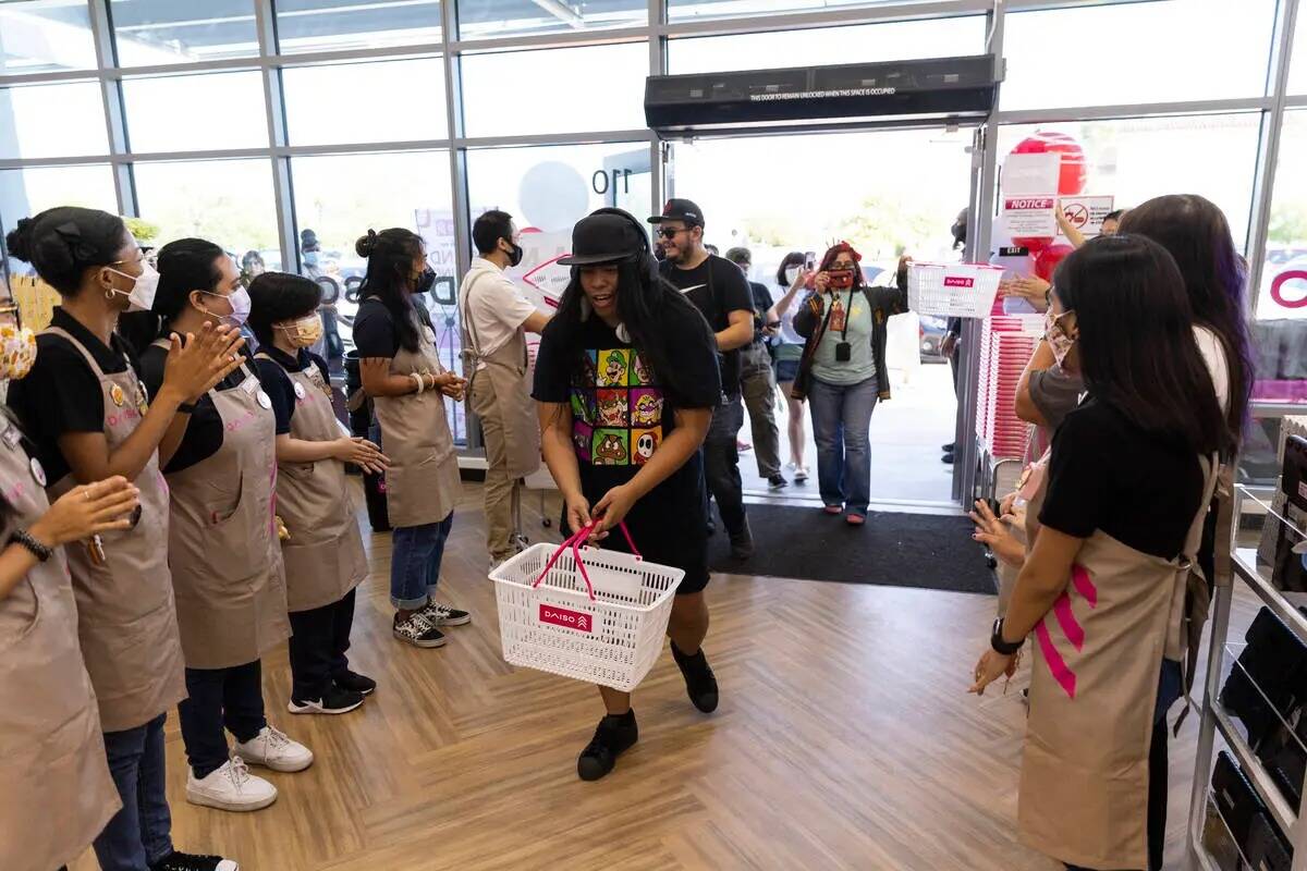 La gente entra en Daiso durante el evento de inauguración de la tienda en el centro de Summerl ...