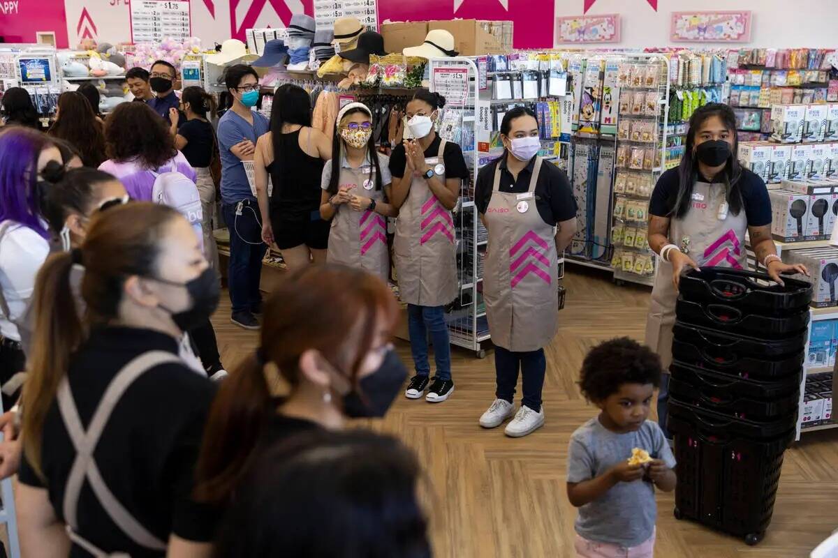 La gente entra en Daiso durante el evento de inauguración de la tienda en el centro de Summerl ...