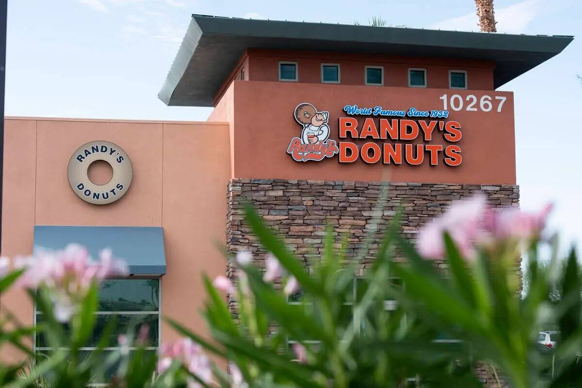 Un nuevo local de Randy' Donuts en West Charleston Boulevard el miércoles 24 de agosto de 2022 ...