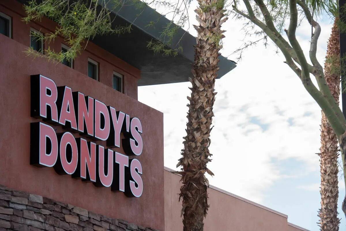 Un nuevo local de Randy' Donuts en West Charleston Boulevard el miércoles 24 de agosto de 2022 ...