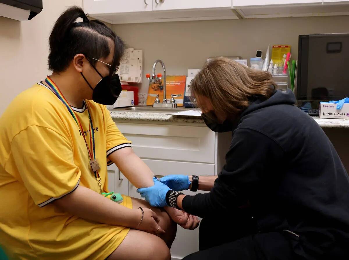 Phil Castillo recibe la vacuna contra la viruela del mono de manos del enfermero Christopher Ha ...
