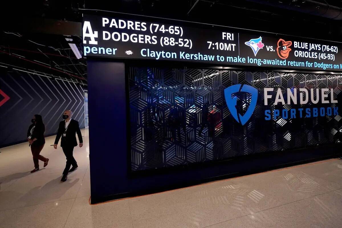 En esta foto de archivo del 9 de septiembre de 2021, los invitados llegan a FanDuel Sportsbook ...