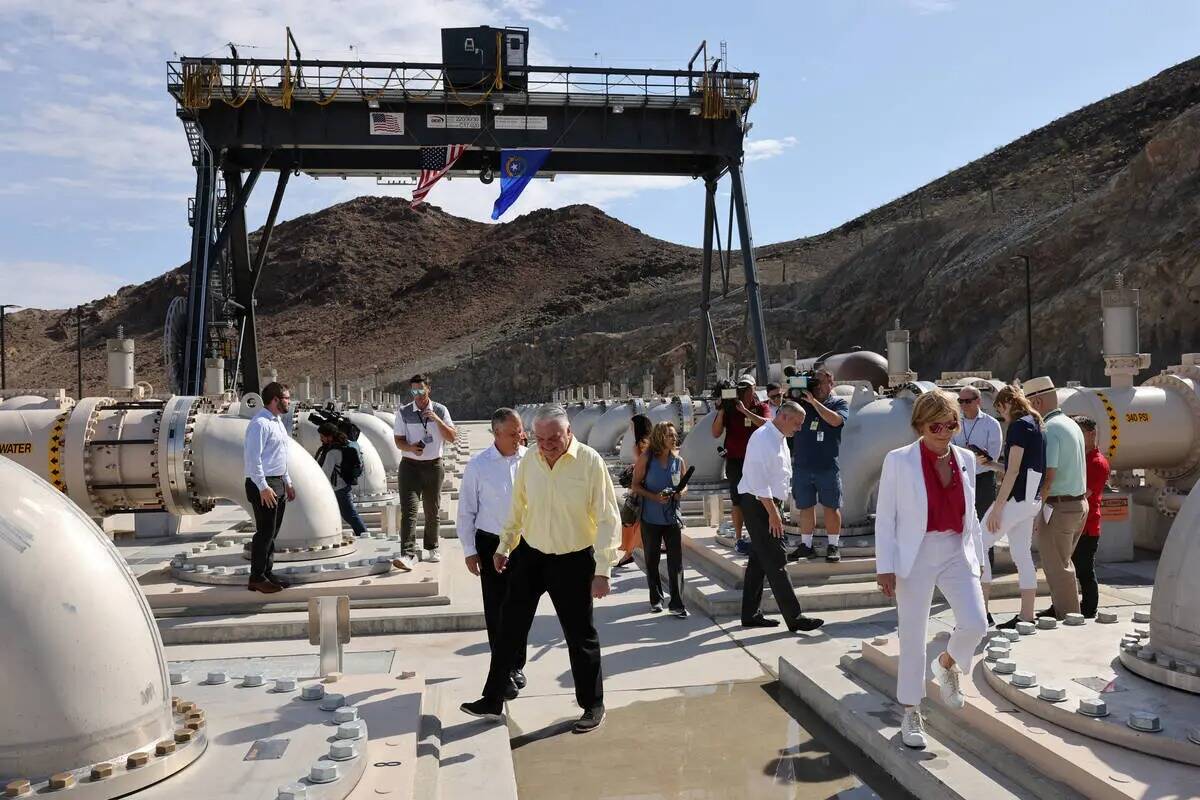 El gobernador de Nevada, Steve Sisolak, en el centro, recorre la nueva estación de bombeo de b ...