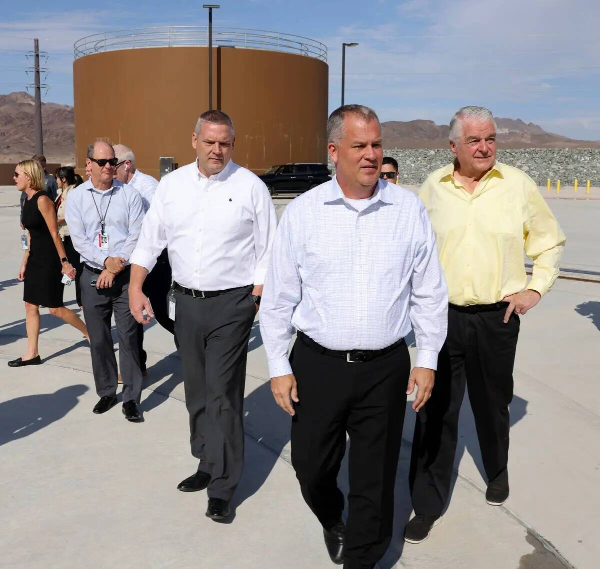 El gobernador de Nevada, Steve Sisolak, a la derecha, recorre la nueva estación de bombeo de b ...