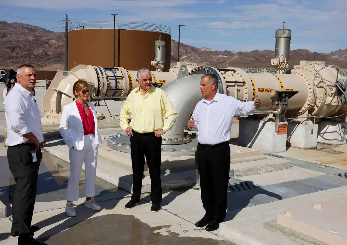 El gobernador de Nevada, Steve Sisolak, segundo por la derecha, recorre la nueva estación de b ...