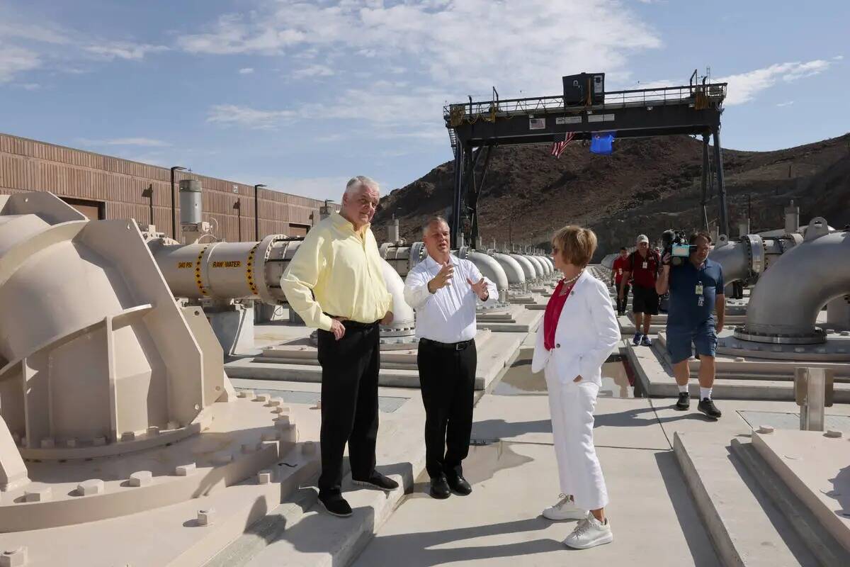 El gobernador de Nevada, Steve Sisolak, a la izquierda, recorre la nueva estación de bombeo de ...