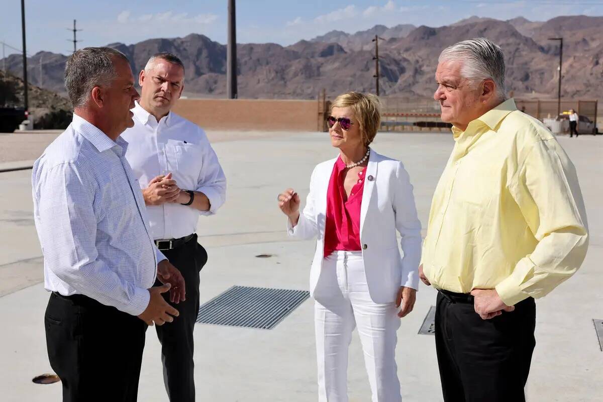 El gobernador de Nevada, Steve Sisolak, a la derecha, recorre la nueva estación de bombeo de b ...