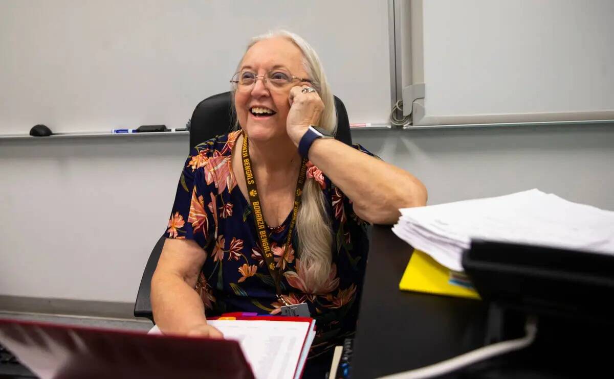 La profesora de ciencias de Bonanza High School, Pennie Edmond, la educadora más veterana del ...