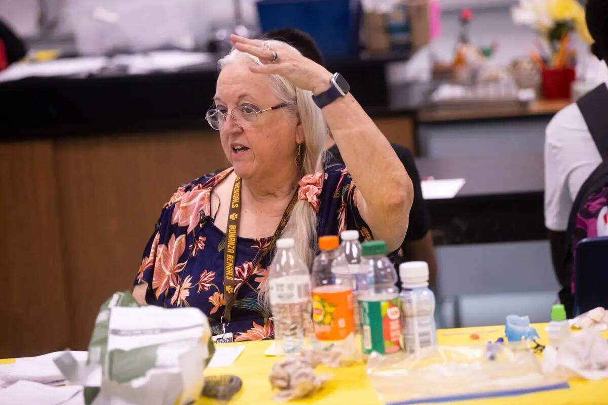La profesora de ciencias de Bonanza High School, Pennie Edmond, la educadora más veterana del ...