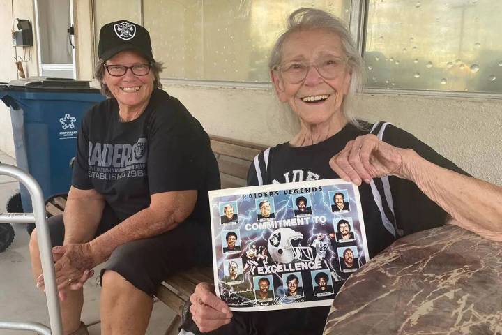 Dianne Wiseman, de 69 años, y su madre Helen Emerson, de 93, irán a su primer partido de los ...